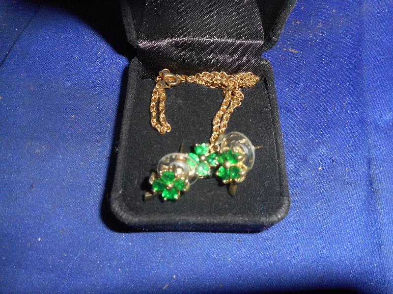 lot 138 image: VINTAGE EARINGS AND NECKLACE