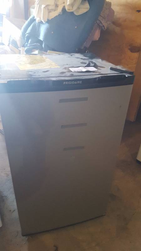 lot 22 image: Frigidaire Mini Fridge