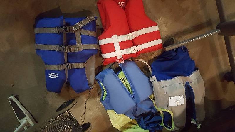 lot 28 image: 4 Childrens Life Jackets
