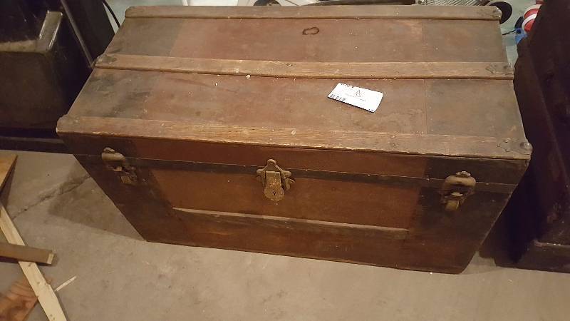 lot 18 image: Antique Trunk