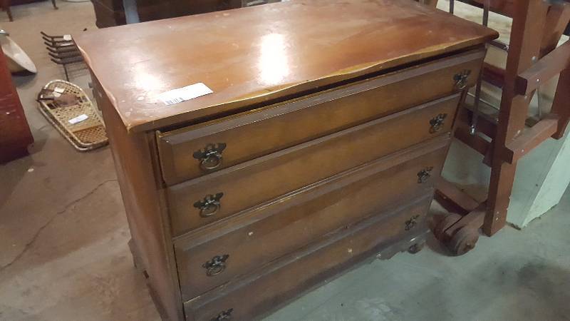 lot 36 image: 4 Drawer Dresser