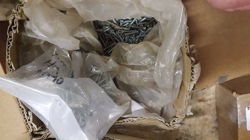 lot 89 image: Machine Screws