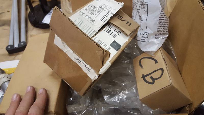 lot 105 image: Hinges and Panhead Screws
