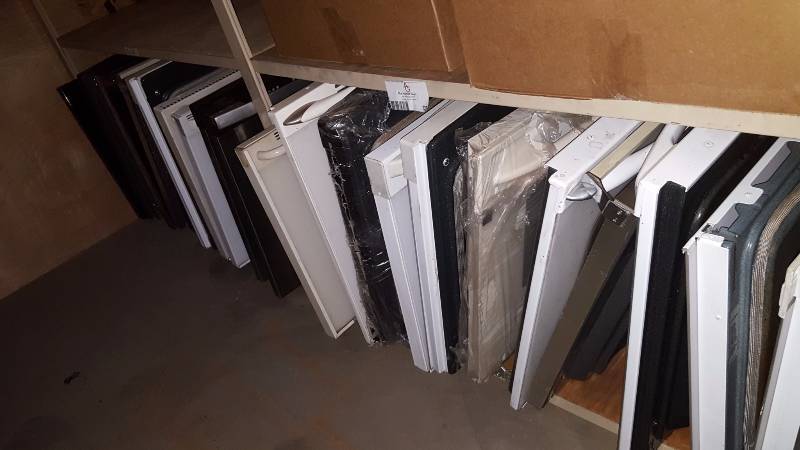 lot 135 image: 20 used oven doors