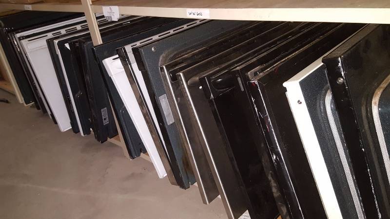 lot 137 image: 22 used oven doors