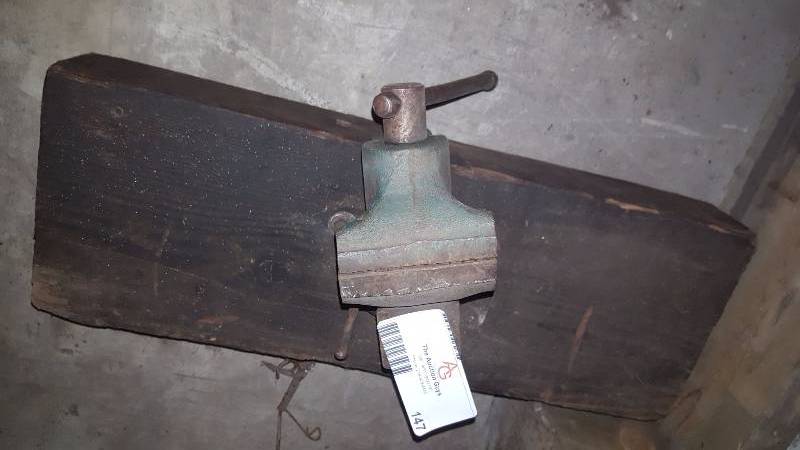 lot 147 image: Bench Vise