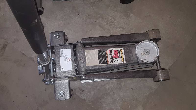 lot 42 image: Rapid Pump 3 Ton Floor Jack