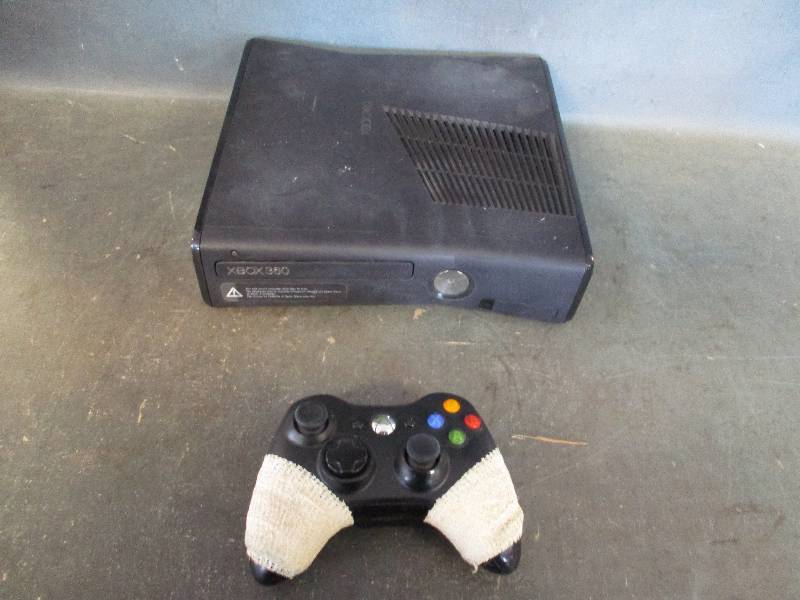 lot 6 image: XBox 360 Console