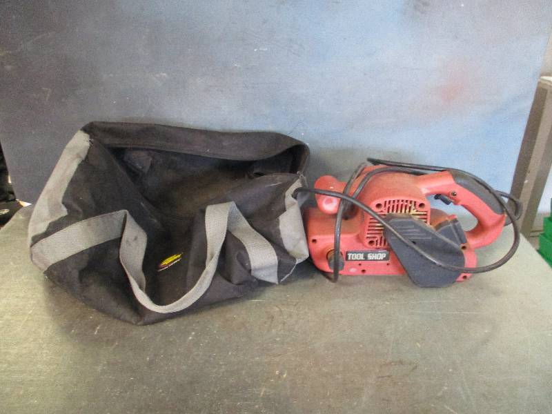 lot 9 image: Duffel Bag & Tool Shop Sander