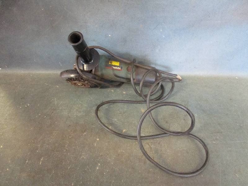 lot 15 image: 4 12 Makita Grinder