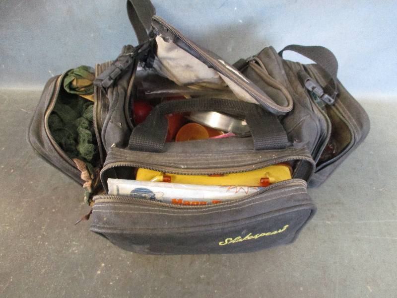 lot 17 image: Bag with fishing equipment