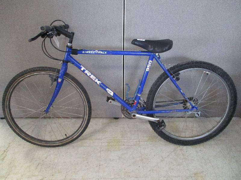 lot 24 image: Trek Mountain Bike