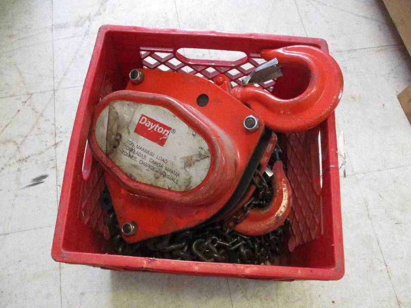 lot 30 image: Coffin Hoist