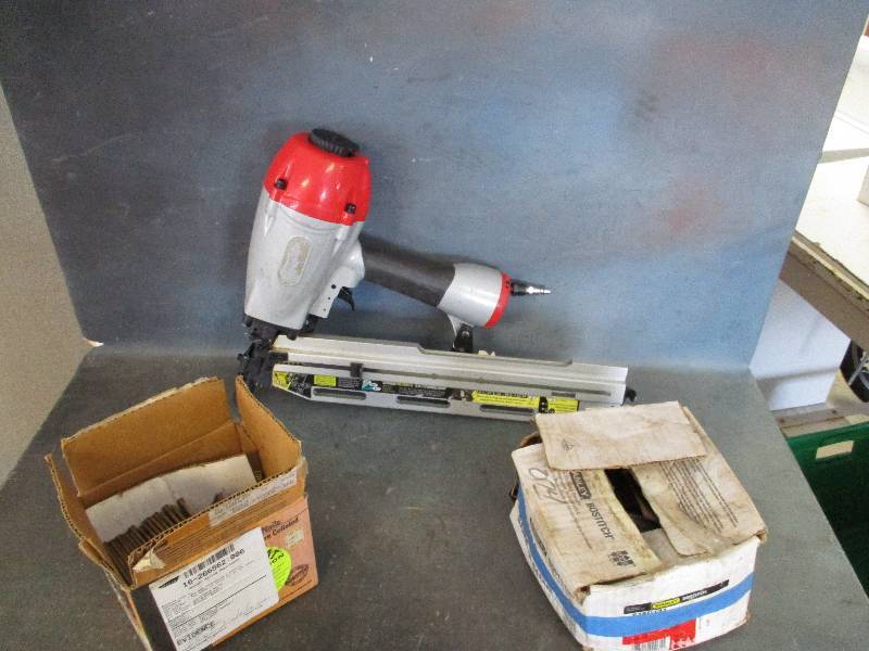 lot 32 image: Pneumatic Framing Nailer