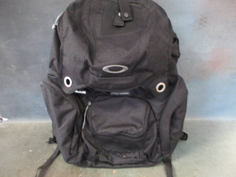 lot 67 image: Oakley Backpack