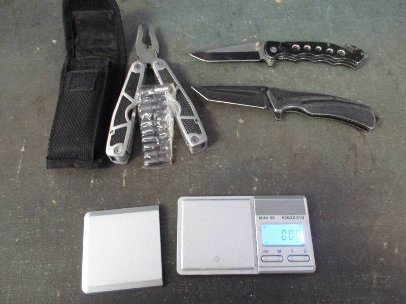 lot 69 image: Knives and scale