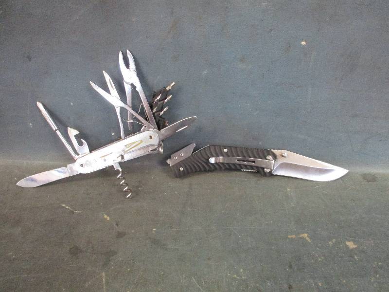 lot 72 image: Multi-tool and Knife