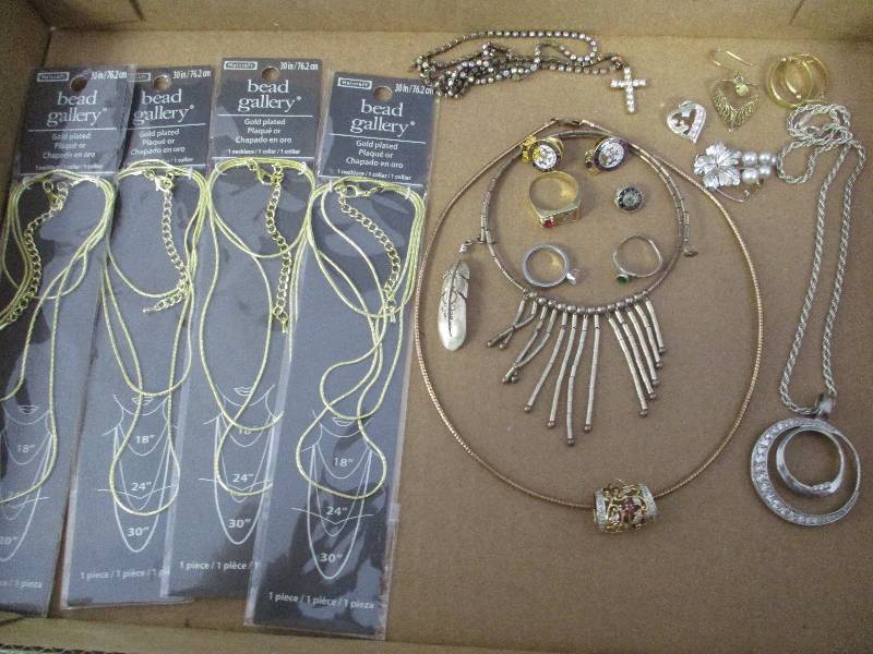 lot 73 image: Jewelry