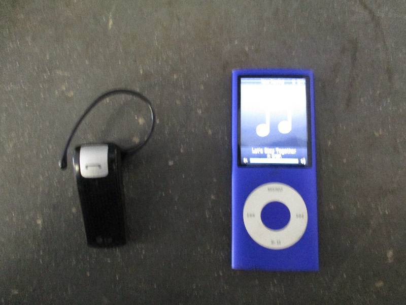 lot 75 image: Ipad and Headset