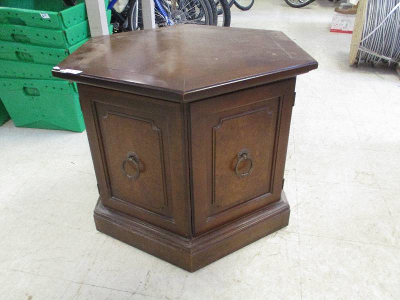 lot 101 image: Vintage Style Wood End Table