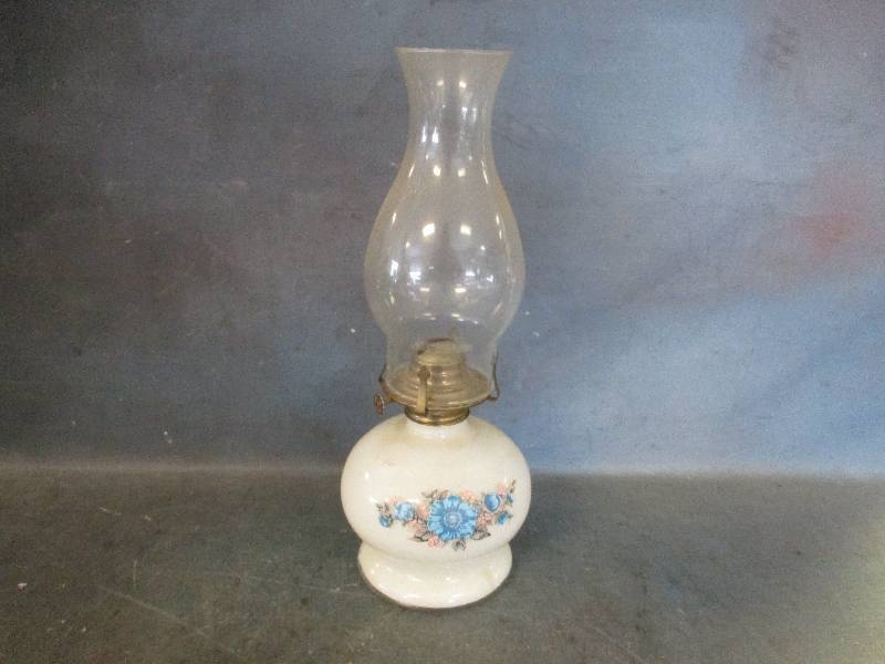 lot 113 image: Antique Oil Lamp