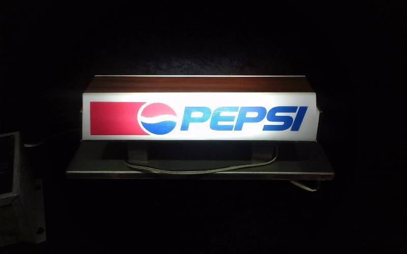 lot 4 image: Lighted Double Sided PEPSI Light, works, 7x19x4