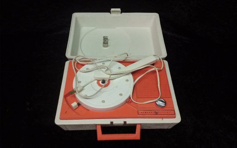 lot 14 image: Vintage General Electric Model V211m Phonograph, works, needs needle