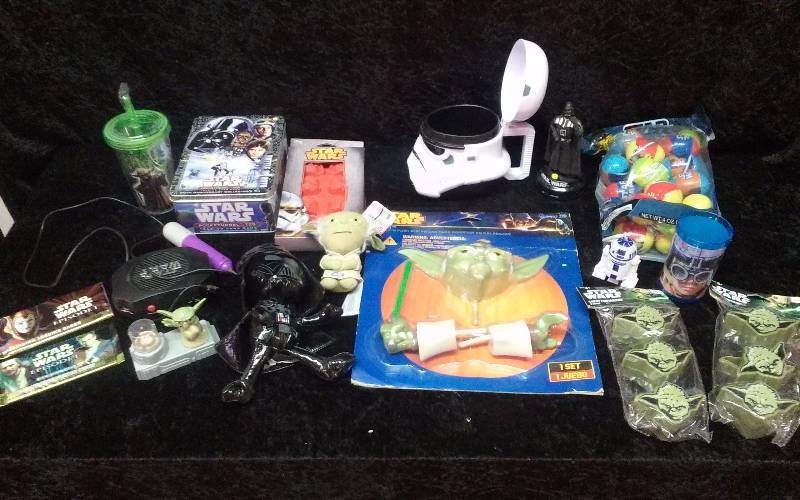 lot 18 image: Lot - Misc Star Wars - Cups, Toys, Tin, Etc