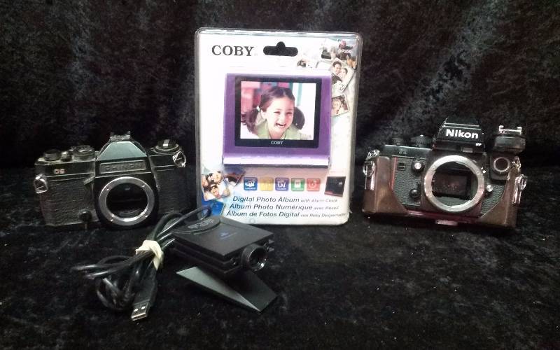 lot 47 image: Digital Photo Album & Cameras