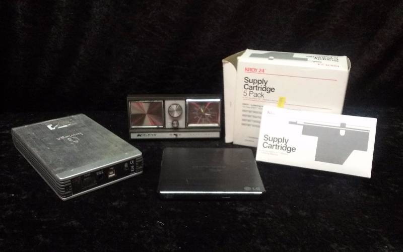 lot 51 image: Lot - Misc Electronics, Travel Mate Radio, etc
