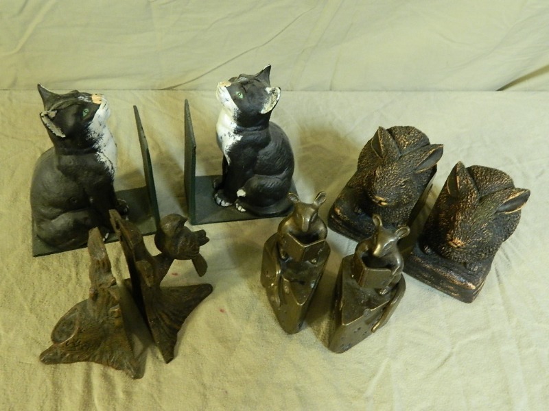 lot 22 image: 4 Sets of Bookends