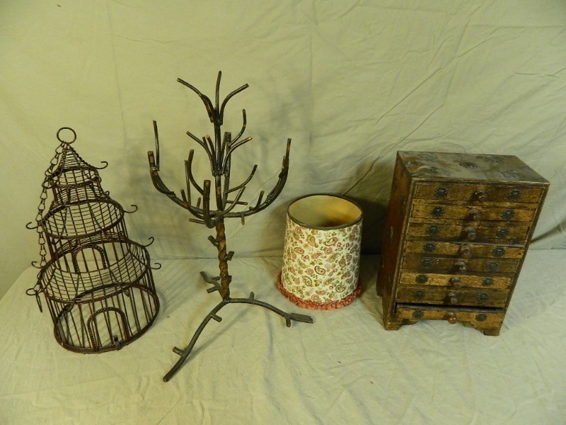 lot 25 image: Cute Decor Items