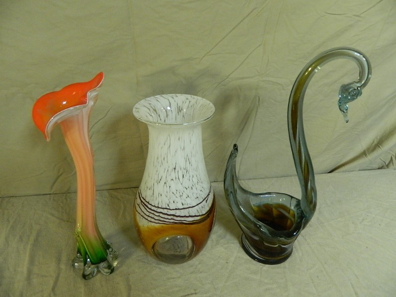 lot 35 image: Vase and Decor