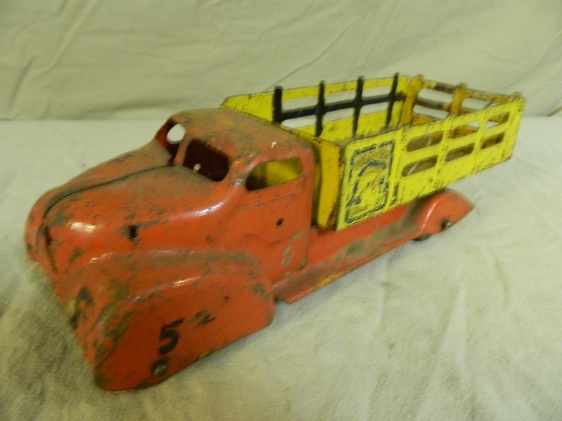 lot 40 image: Marx Polar Ice Pressed Steel Truck