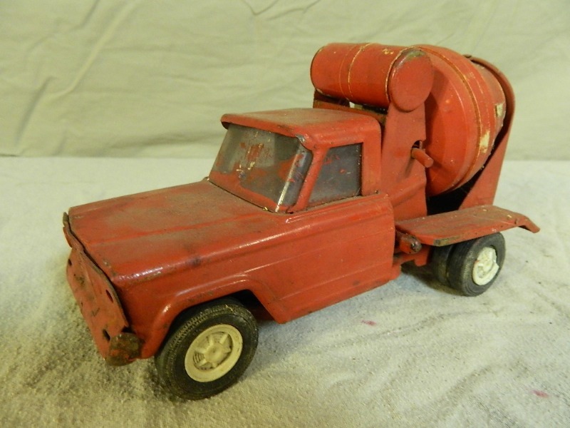 lot 43 image: Old Metal Tonka Cement Truck