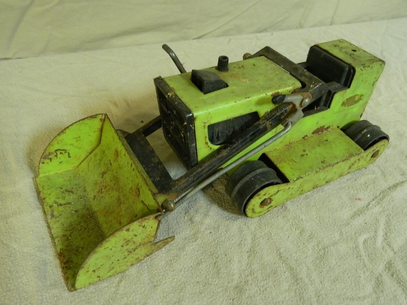 lot 45 image: Old Tonka T-6 Bulldozer