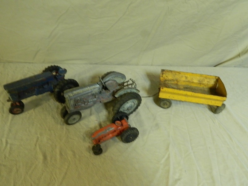 lot 47 image: 3 Old Metal Tractors with Trailer