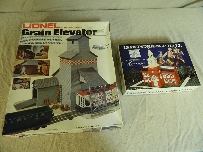 lot 48 image: Model Train Buildings