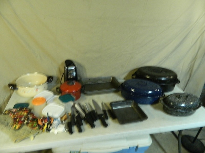 lot 125 image: Roaster Pans and Kitchen Items