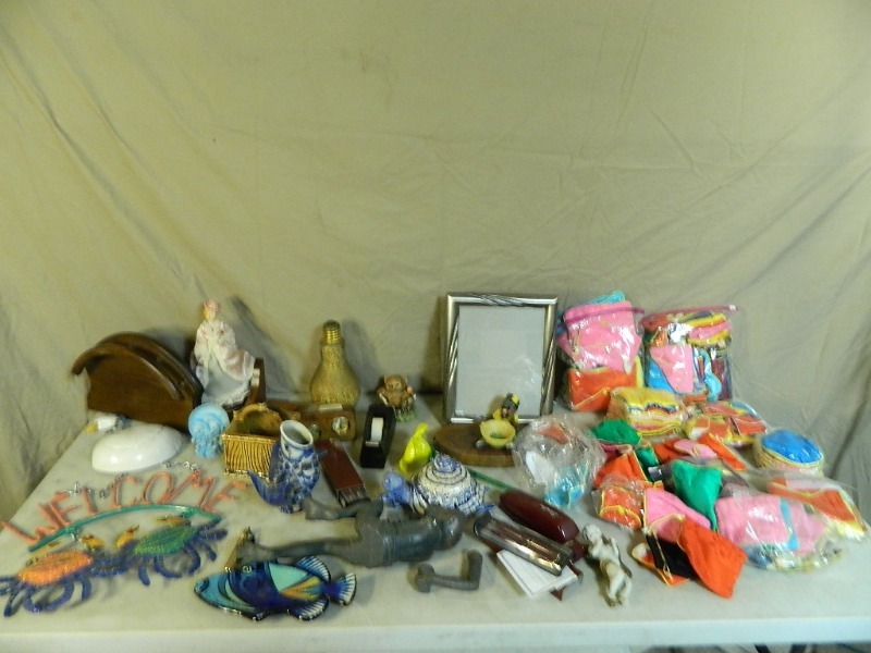 lot 132 image: Home Decor and Collectibles