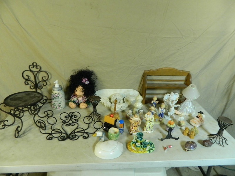 lot 133 image: Collectibles and Home Decor