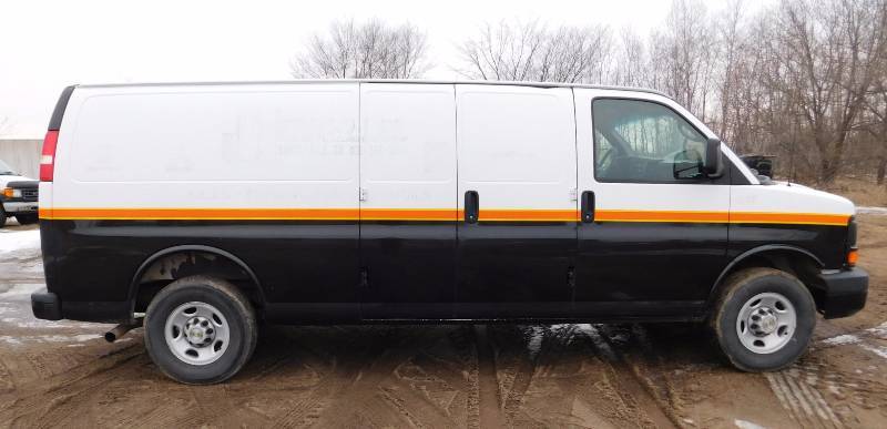 lot 1 image: 2009 Chevy 3500 Express Van