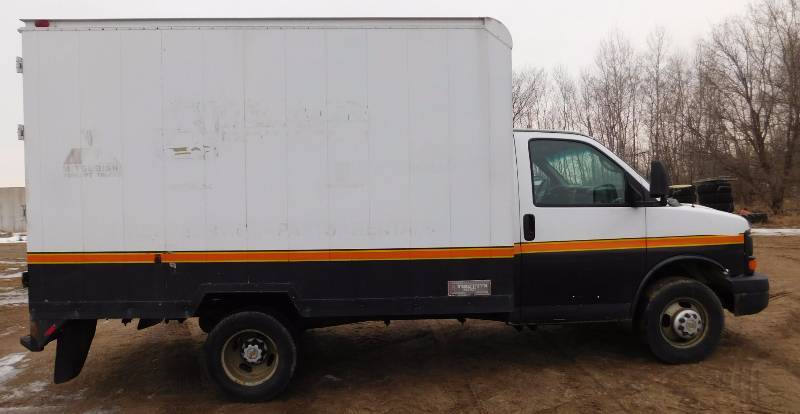lot 2 image: 2005 Chevy 3500 Cube Van