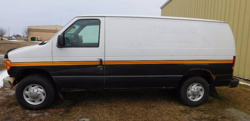 lot 4 image: 2003 Ford E350