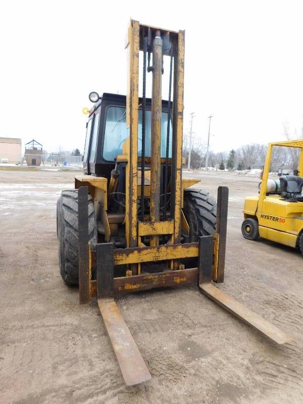 lot 5 image: 6000lb Allis-Chalmers 706C Tractor Lift
