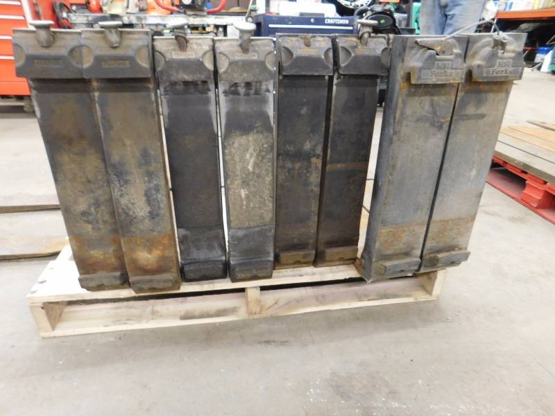 lot 28 image: Class 2 Forklift Forks