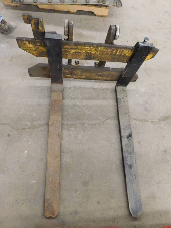 lot 30 image: Class II Carriage with 40 Forks