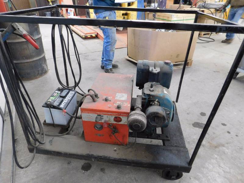 lot 39 image: 12 Volt Starting Unit