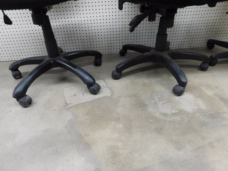 lot 42 image: Lot of 3 Black Rolling Office Chairs