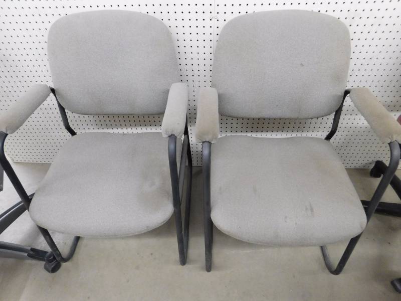 lot 43 image: Lot of 4 Office Chairs
